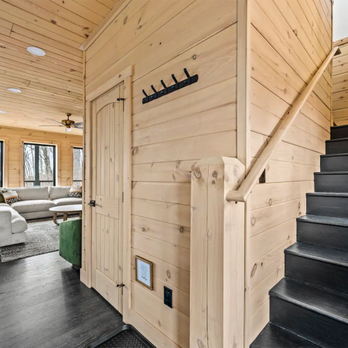 Great Room 8 - Ash Pass